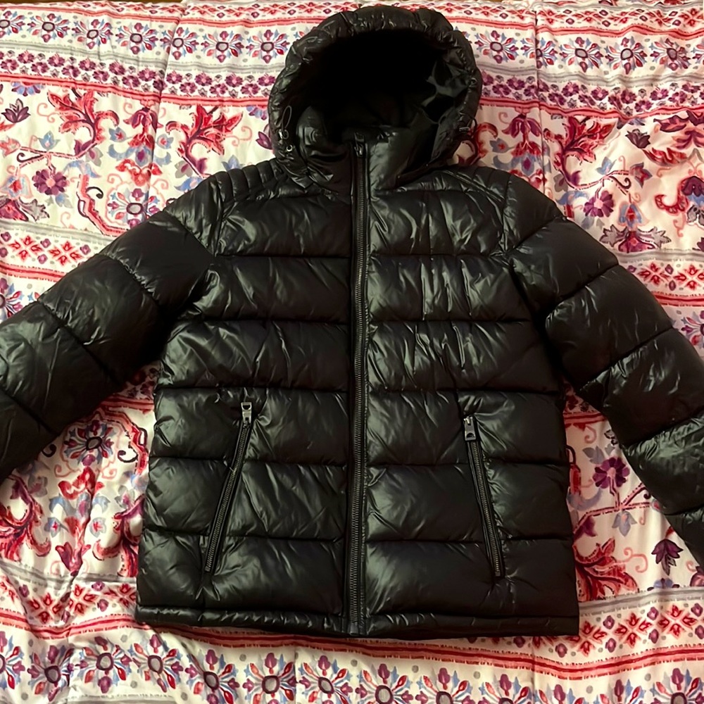 guess men's Hooded zip up puffer coat.